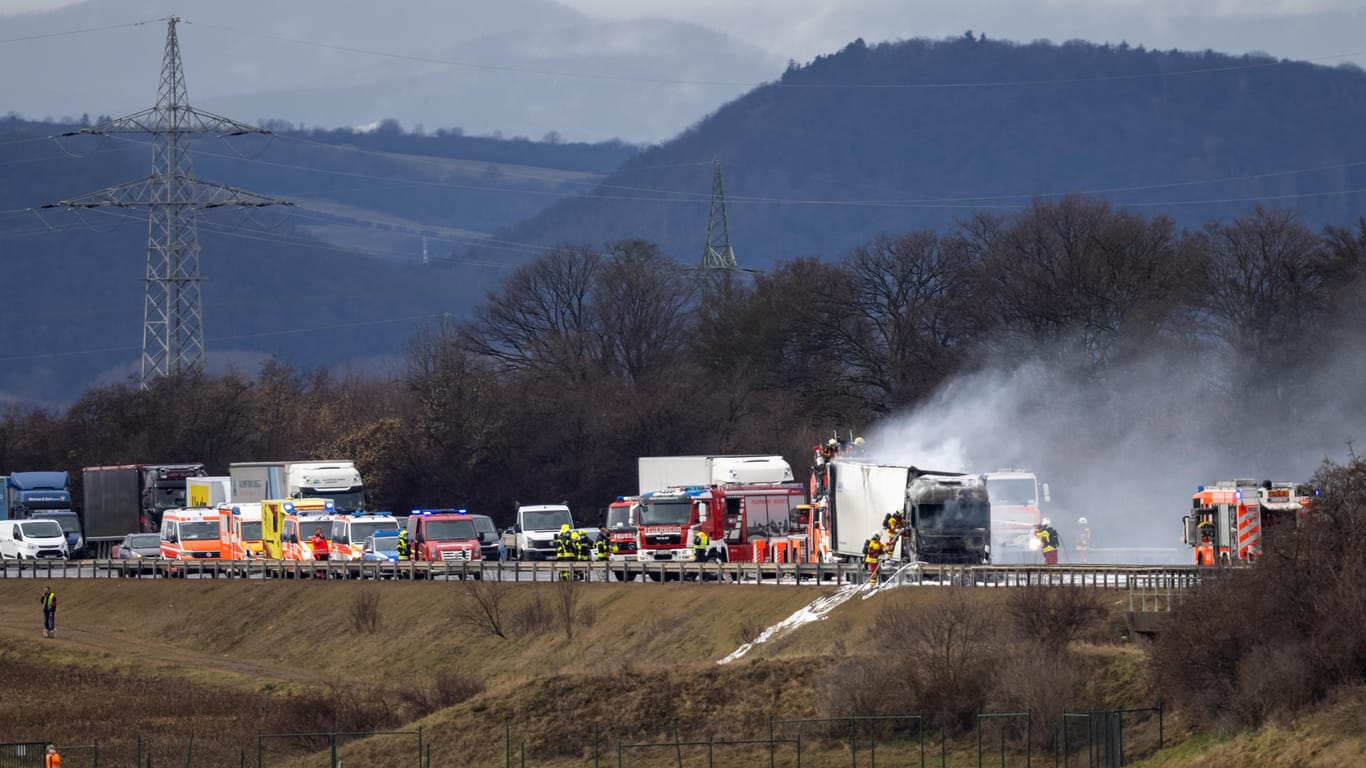 Feuerwehrleute löschen einen brennenden Lkw auf der Autobahn 4 zwischen dem Erfurter Kreuz und Abfahrt Erfurt West: Die Autobahn wurde beidseitig gesperrt.