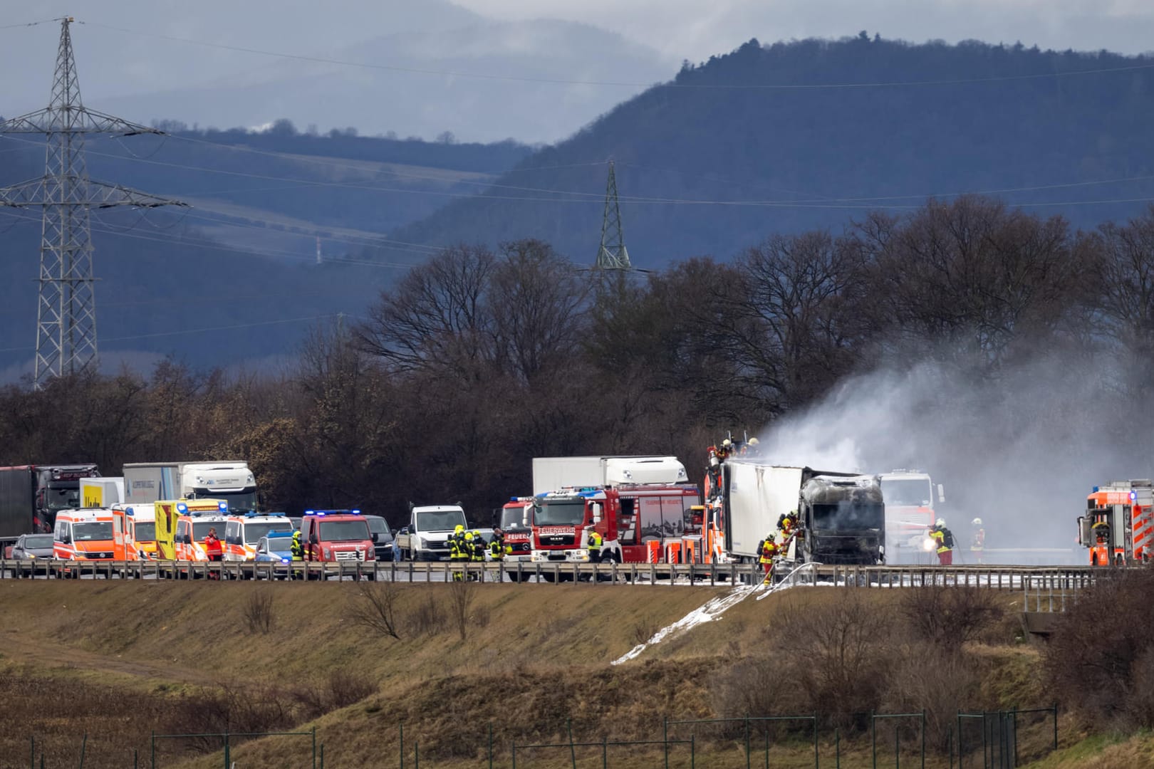 Feuerwehrleute löschen einen brennenden Lkw auf der Autobahn 4 zwischen dem Erfurter Kreuz und Abfahrt Erfurt West: Die Autobahn wurde beidseitig gesperrt.