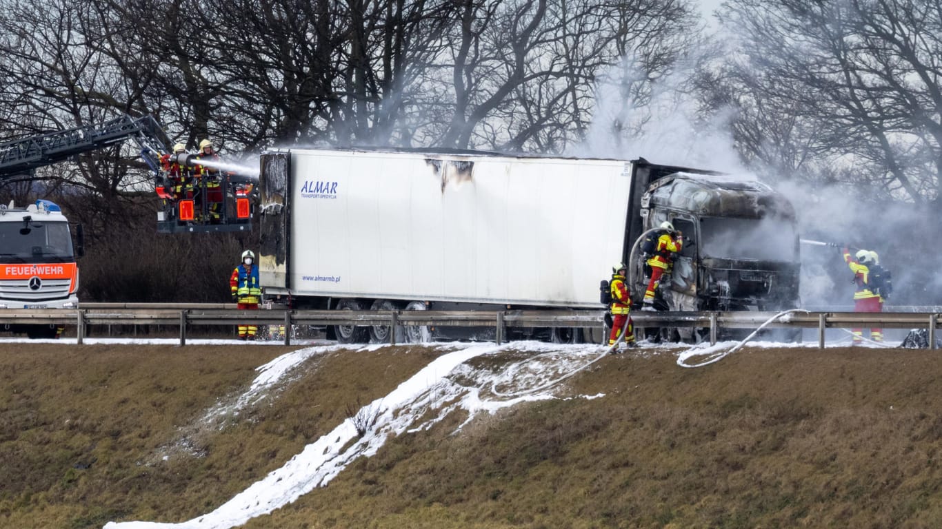 Feuerwehrleute löschen einen brennenden LKW: Erfurter sollten Fenster und Türen vorsorglich geschlossen halten.