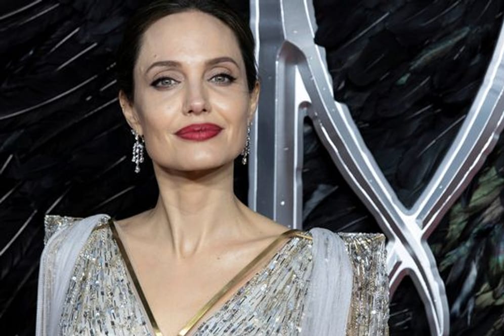 Angelina Jolie trennt sich von ihrem Churchill-Gemälde.