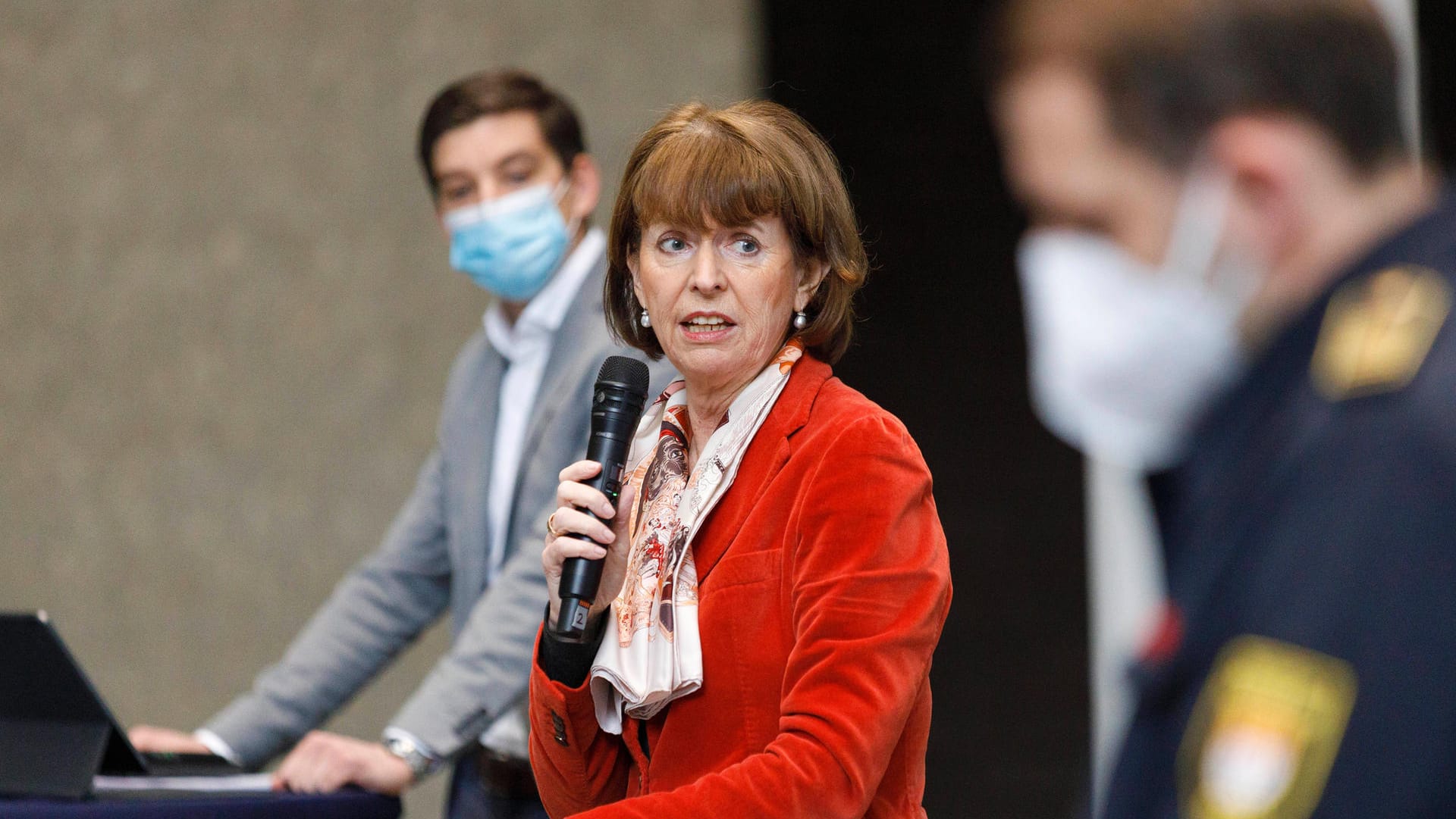 Henriette Reker bei einer Pressekonferenz (Archivbild): Die Oberbürgermeisterin informierte über die Corona-Lage.