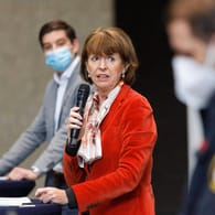 Henriette Reker bei einer Pressekonferenz (Archivbild): Die Oberbürgermeisterin informierte über die Corona-Lage.