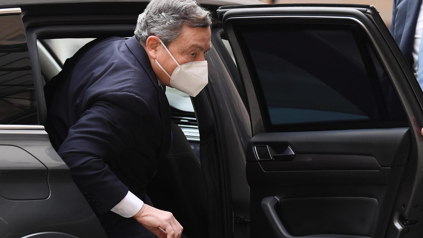Mario Draghi bei seiner Ankunft am Quirinale-Palast einen Mund-Nasen-Schutz: Der frühere EZB-Chef soll bei der Regierungsbildung helfen.
