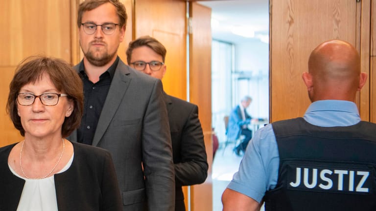 Irmgard Braun-Lübcke und ihre Söhne Jan-Hendrick und Christoph Lübcke im Gerichtssaal: Die Familie des getöteten CDU-Politikers legt Revision ein.