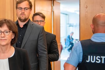 Irmgard Braun-Lübcke und ihre Söhne Jan-Hendrick und Christoph Lübcke im Gerichtssaal: Die Familie des getöteten CDU-Politikers legt Revision ein.