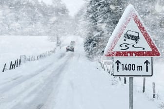 Straßenschild im Schnee: Am Wochenende könnten dem Norden und Nordosten Deutschlands die stärksten Schneefälle seit Jahrzehnten drohen.