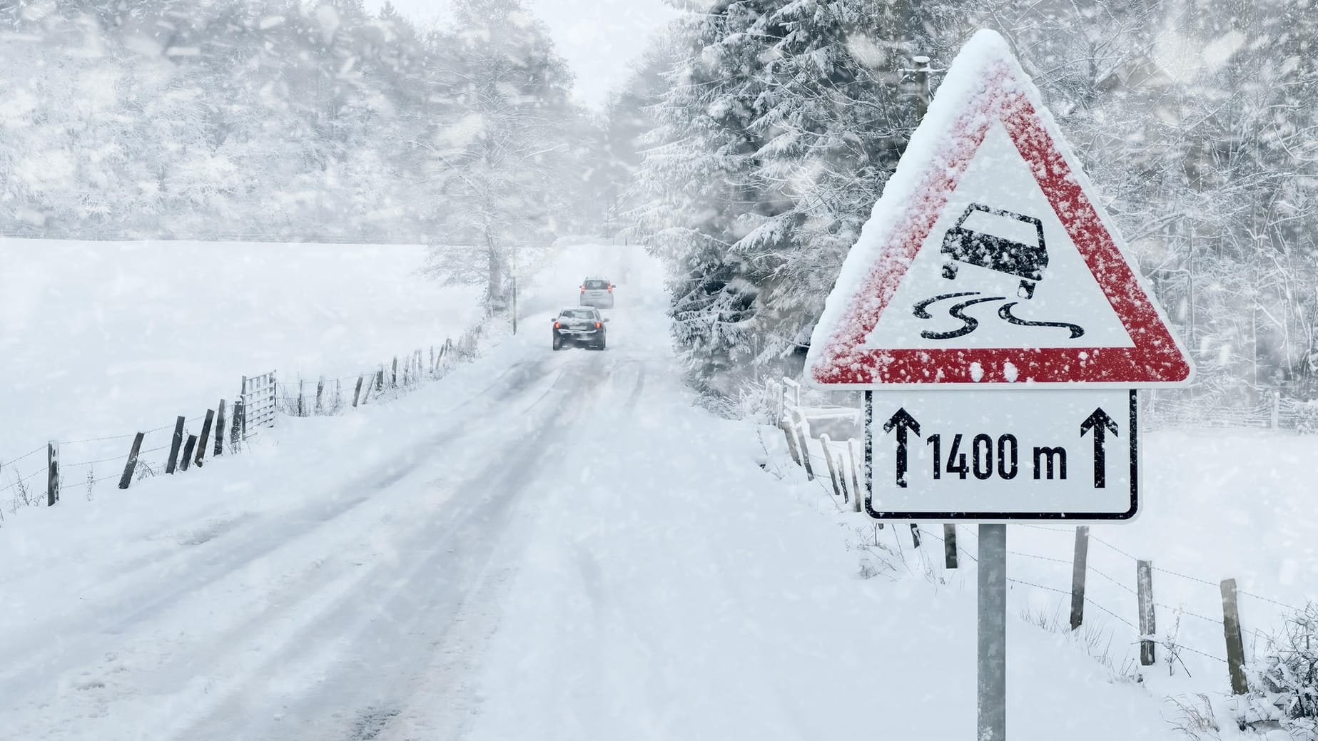 Straßenschild im Schnee: Am Wochenende könnten dem Norden und Nordosten Deutschlands die stärksten Schneefälle seit Jahrzehnten drohen.