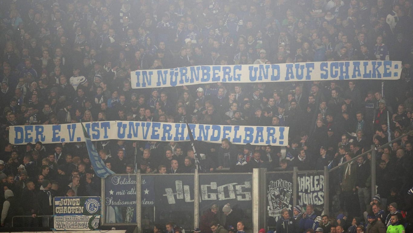 Viele organisierte Schalke-Anhänger schließen eine Ausgliederung kategorisch aus, wie hier etwa im Jahr 2018.