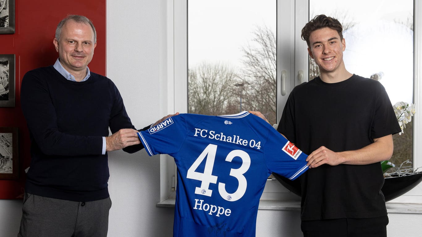 Anfang Februar tütete Jochen Schneider (li.) die Vertragsverlängerung mit Stürmer-Talent Matthew Hoppe (re.) ein.