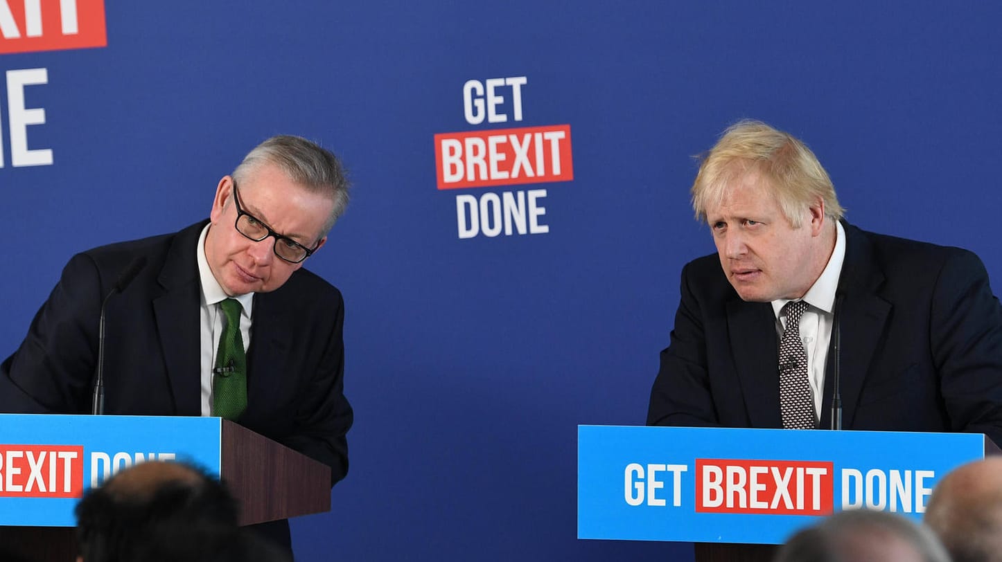 Kabinettsminister Michael Gove und Premier Boris Johnson: Sie wollen die Ausnahmeregelung für Zölle und Waren an der irisch-nordirischen Grenze verlängern.