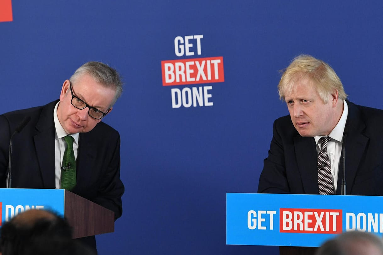 Kabinettsminister Michael Gove und Premier Boris Johnson: Sie wollen die Ausnahmeregelung für Zölle und Waren an der irisch-nordirischen Grenze verlängern.