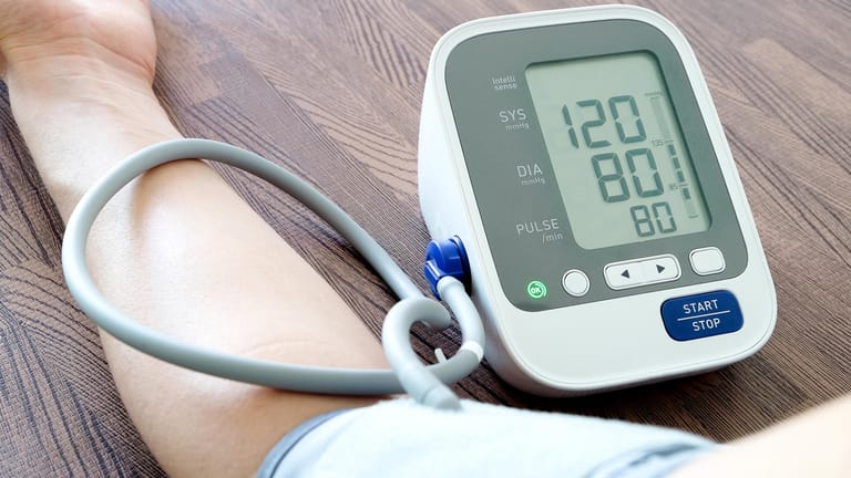 Blutdruck messen: Von einem zu hohen Blutdruck sprechen Mediziner bei Werten von 140/90 mmHg und höher.