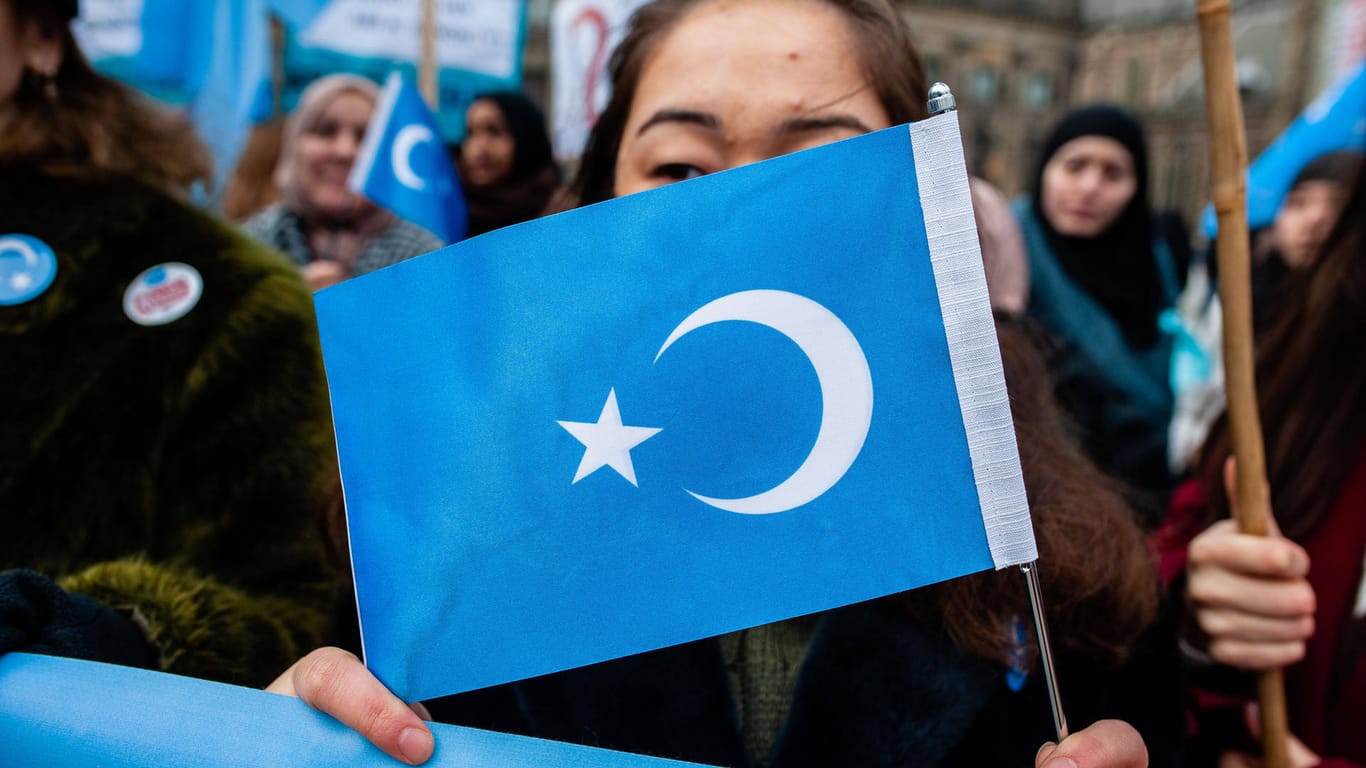 Protest in Amsterdam gegen die Unterdrückung der Uiguren in China: Die Regierung in Beijing bestreitet die Vorwürfe der Frauen.