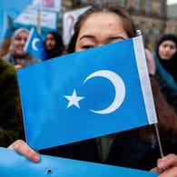 Protest in Amsterdam gegen die Unterdrückung der Uiguren in China: Die Regierung in Beijing bestreitet die Vorwürfe der Frauen.