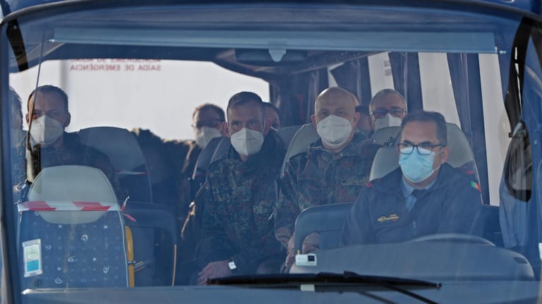 Soldaten im Bus: Vorerst für drei Wochen sollen sie in einem Krankenhaus in Lissabon aushelfen.
