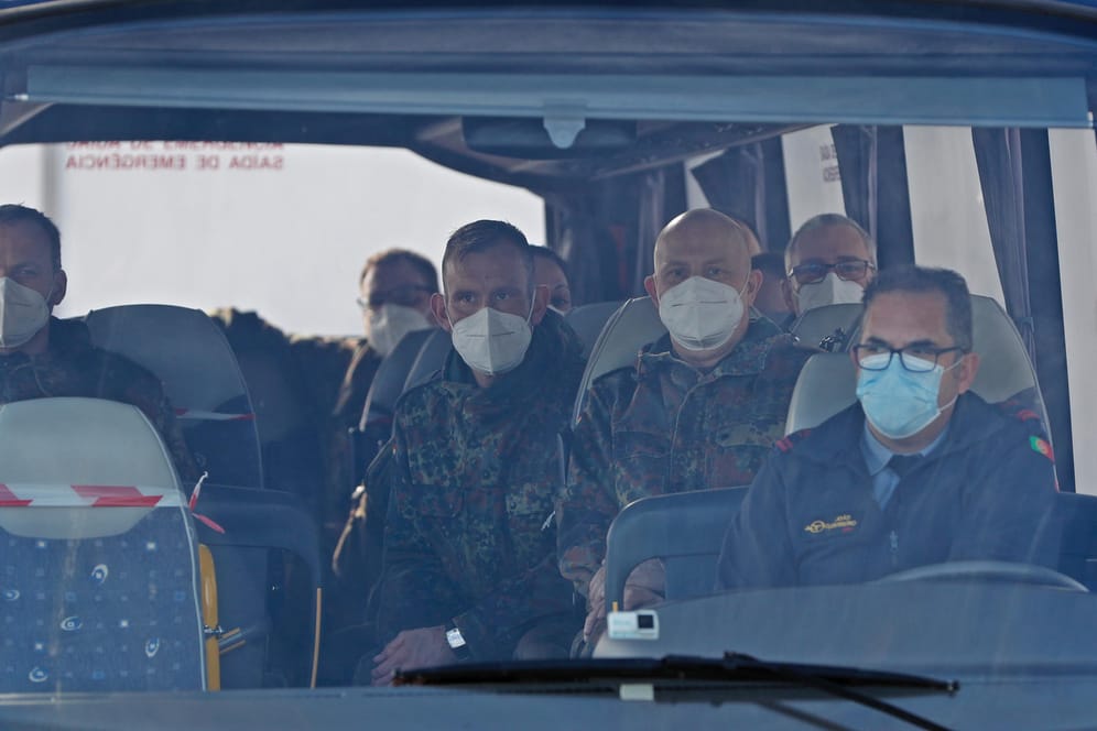 Soldaten im Bus: Vorerst für drei Wochen sollen sie in einem Krankenhaus in Lissabon aushelfen.
