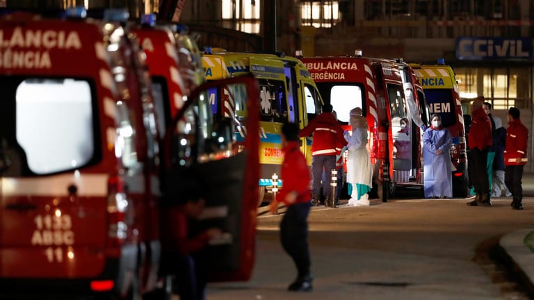 Krankenwagen vor einem Krankenhaus in Lissabon: Die Krankenhäuser kommen teils nicht hinterher, die Patienten aufzunehmen.