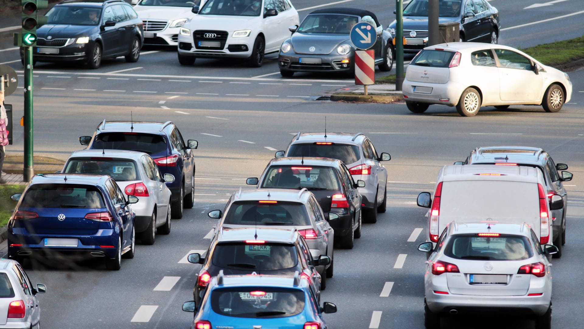 Viele Autos auf der Straße (Symbolbild): In Leipzig ist die Feinstaubbelastung in 2020 gesunken. Viele Autos auf der Straße (Symbolbild): In Leipzig ist die Feinstaubbelastung in 2020 gesunken.