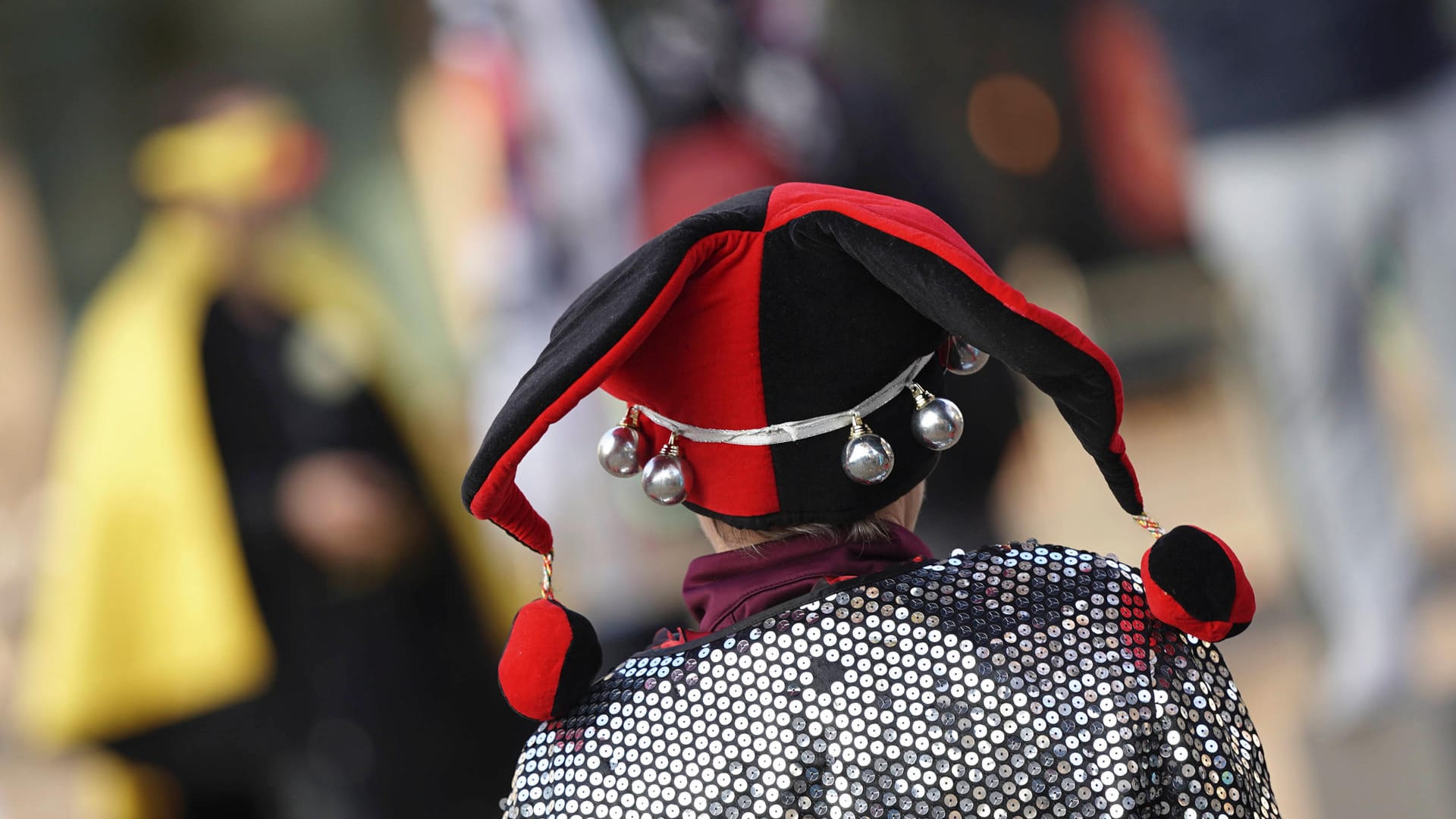 Ein Mann in Karnevalskostüm (Archivbild): Wegen der Corona-Pandemie kann der Karneval nicht wie gewohnt stattfinden. Ein Mann in Karnevalskostüm (Archivbild): Wegen der Corona-Pandemie kann der Karneval nicht wie gewohnt stattfinden.