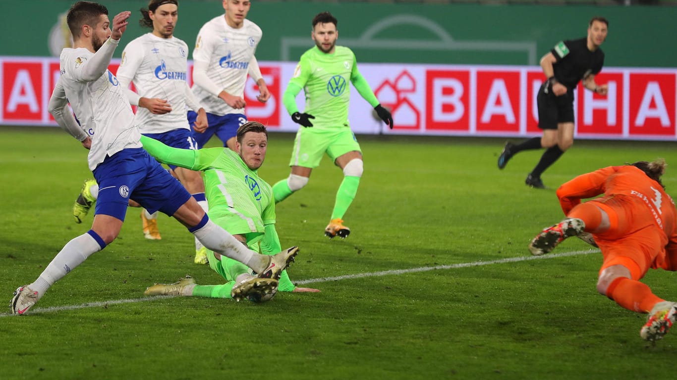 Die Entscheidung: Wolfsburgs Weghorst (M.) trifft im Nachschuss gegen Schalke-Torwart Fährmann.