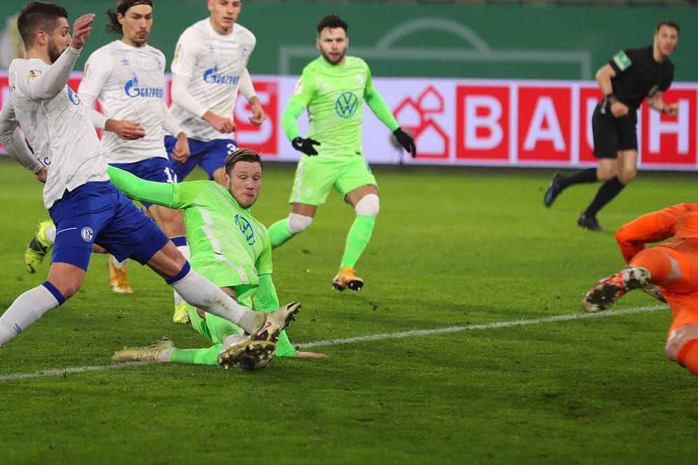 Die Entscheidung: Wolfsburgs Weghorst (M.) trifft im Nachschuss gegen Schalke-Torwart Fährmann.
