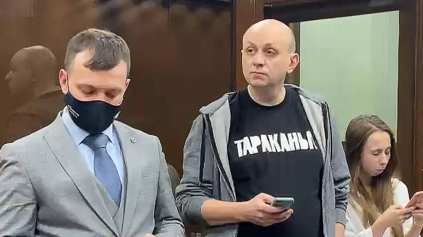 Sergei Smirnov (rechts): Der Journalist wurde zu 25 Tagen in Haft verurteilt.