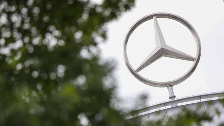 Mercedes-Stern auf dem Daimler-Stammwerk in Stuttgart: Der Autokonzern plant weitreichende Änderungen.