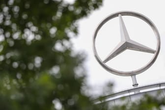 Mercedes-Stern auf dem Daimler-Stammwerk in Stuttgart: Der Autokonzern plant weitreichende Änderungen.