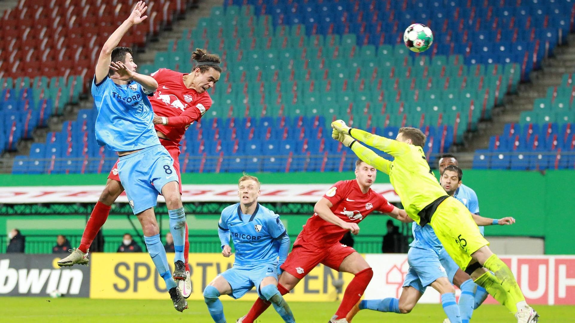 Der Endstand: Leipzigs Poulsen (l.) erzielt das 4:0.