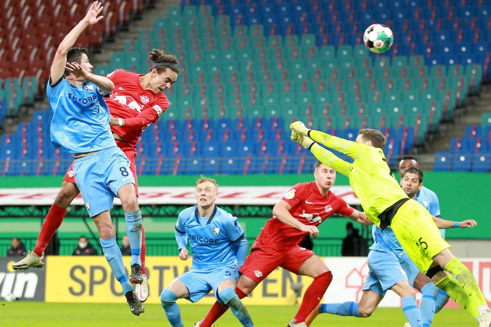 Der Endstand: Leipzigs Poulsen (l.) erzielt das 4:0.