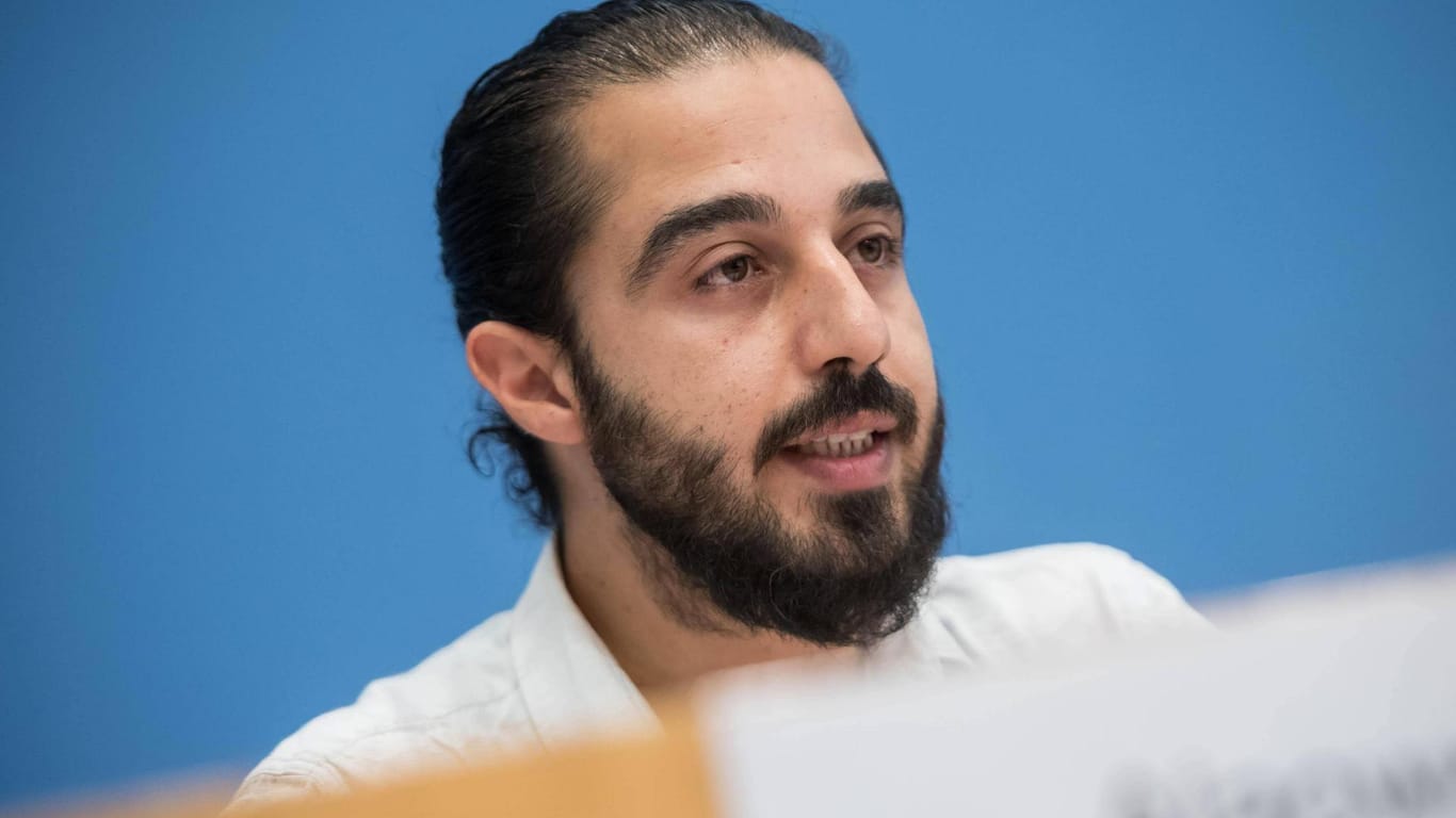 Tareq Alaows 2019 in der Bundespressekonferenz: Der Geflüchtete aus Syrien kandidiert bei der Bundestagswahl 2021.