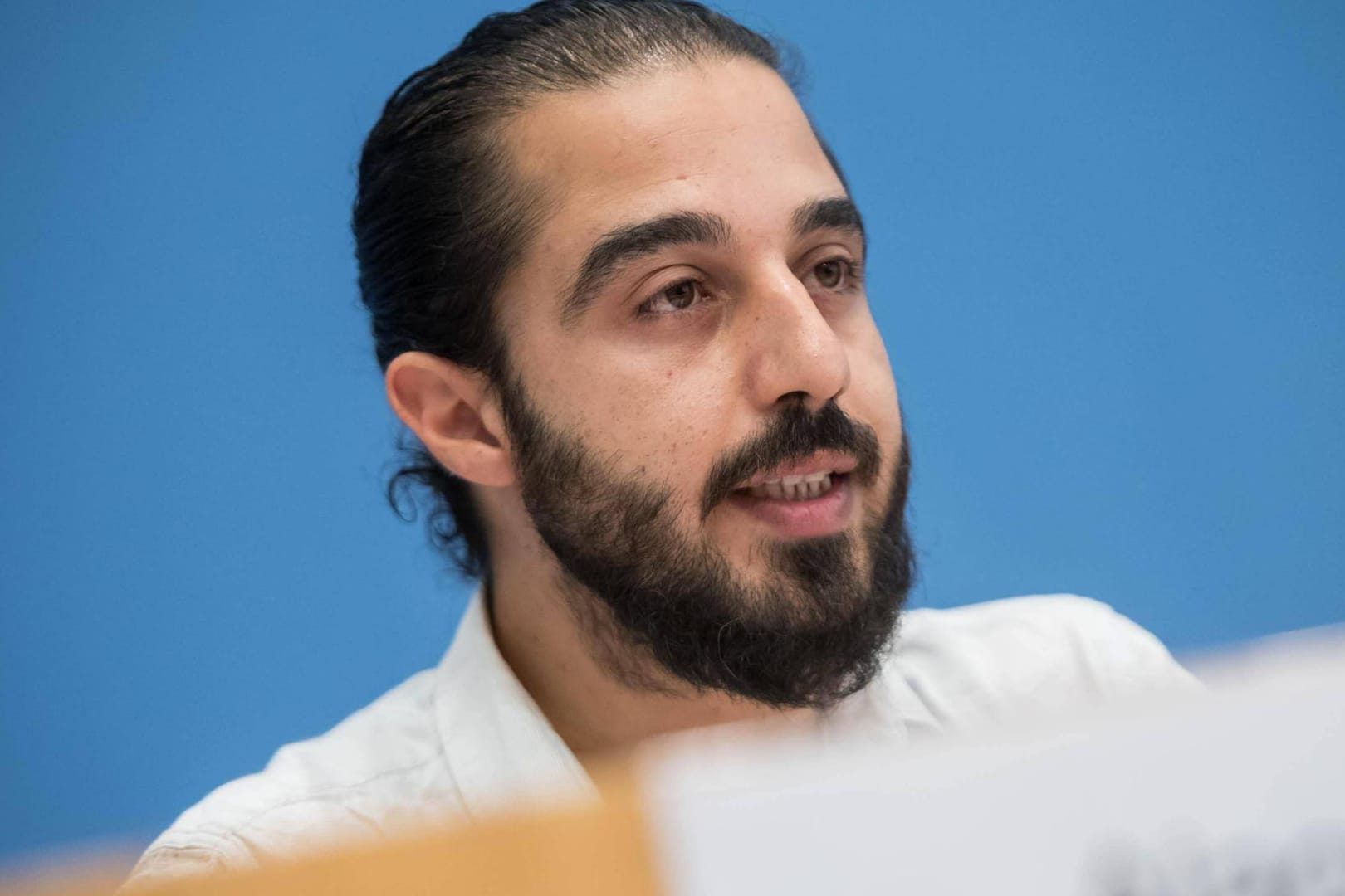 Tareq Alaows 2019 in der Bundespressekonferenz: Der Geflüchtete aus Syrien kandidiert bei der Bundestagswahl 2021.