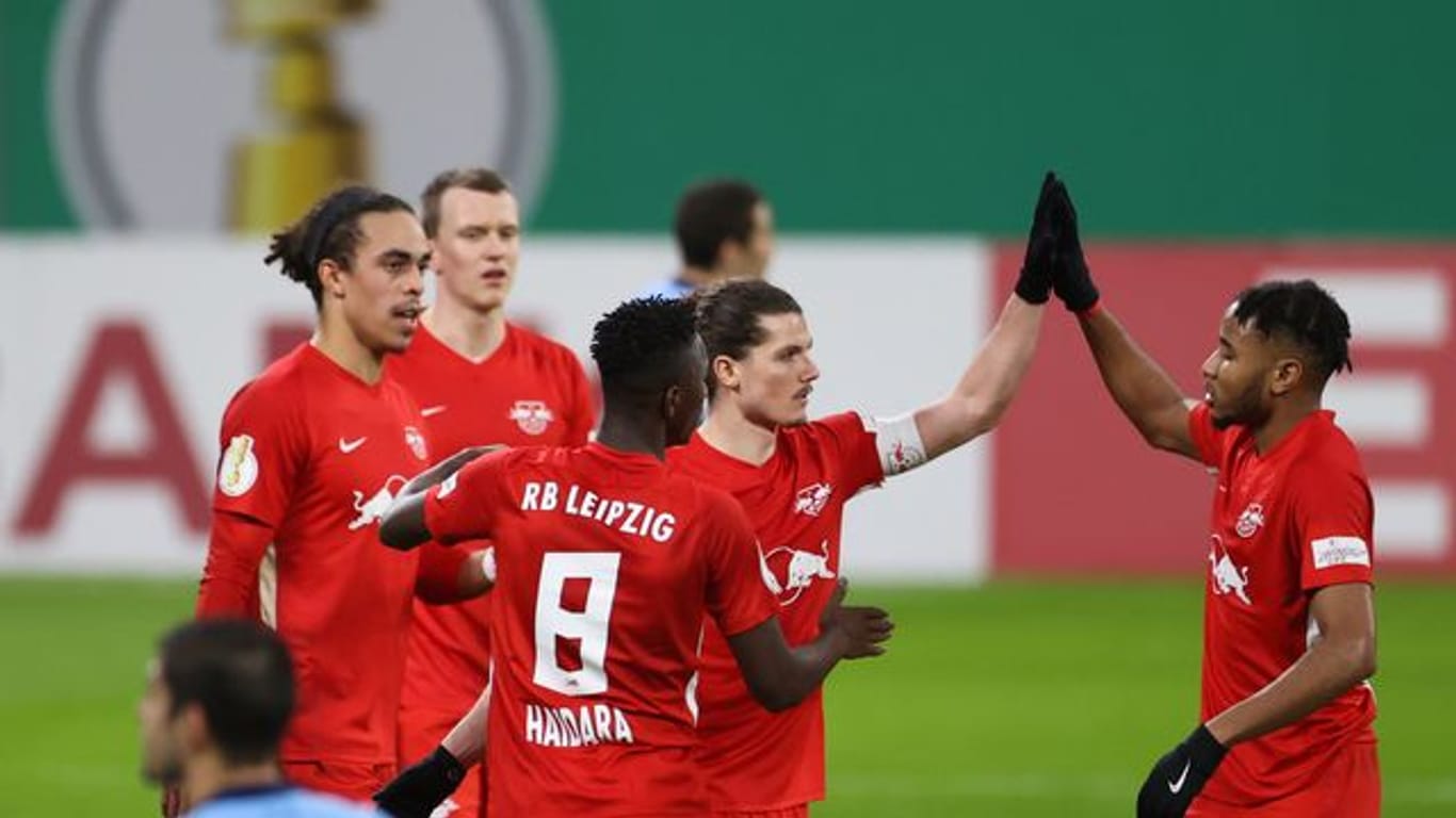 Christopher Nkunku (r) klatscht mit Torschütze Marcel Sabitzer nach dem 2:0 für RB Leipzig ab.
