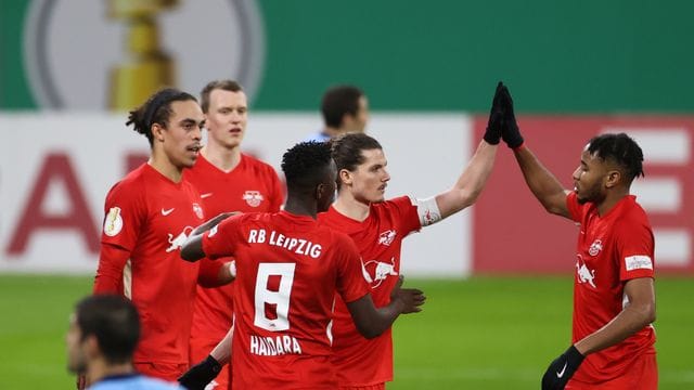 Christopher Nkunku (r) klatscht mit Torschütze Marcel Sabitzer nach dem 2:0 für RB Leipzig ab. Christopher Nkunku (r) klatscht mit Torschütze Marcel Sabitzer nach dem 2:0 für RB Leipzig ab.