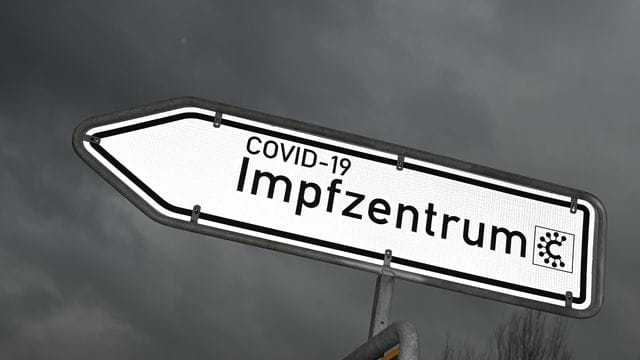 Eine Impfung könnte die Voraussetzung für einen Stadionbesuch bilden: Wegweiser zu einem Impfzentrum. Eine Impfung könnte die Voraussetzung für einen Stadionbesuch bilden: Wegweiser zu einem Impfzentrum.