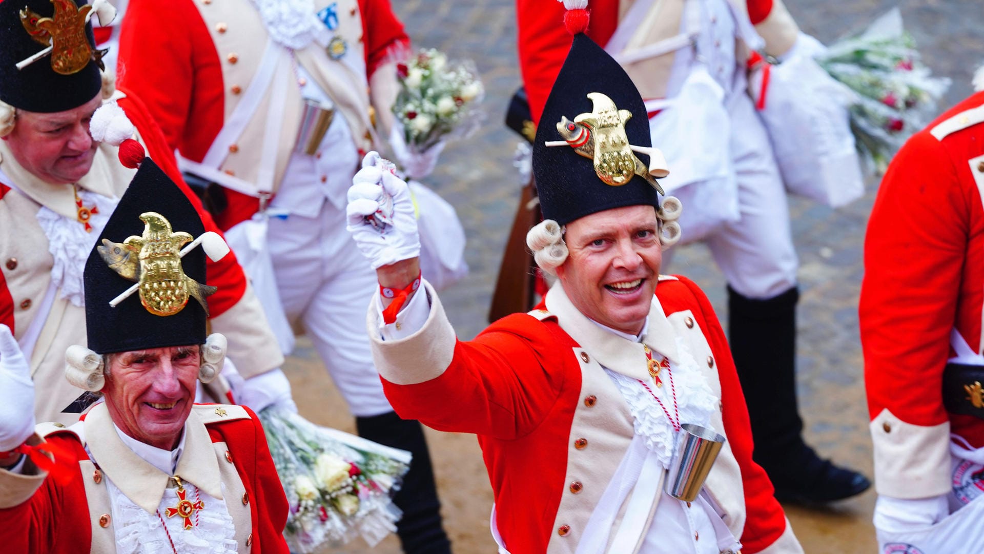 Strüßje, aber keine Maske: Der Kölner Rosenmonatsumzug 2020.