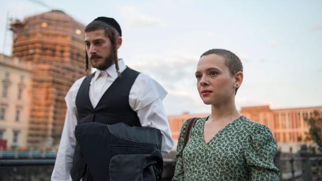 Shira Haas als Esther Shapiro in einer Szene der Serie "Unorthodox". Shira Haas als Esther Shapiro in einer Szene der Serie "Unorthodox".