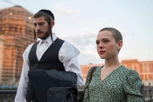 Shira Haas als Esther Shapiro in einer Szene der Serie "Unorthodox".
