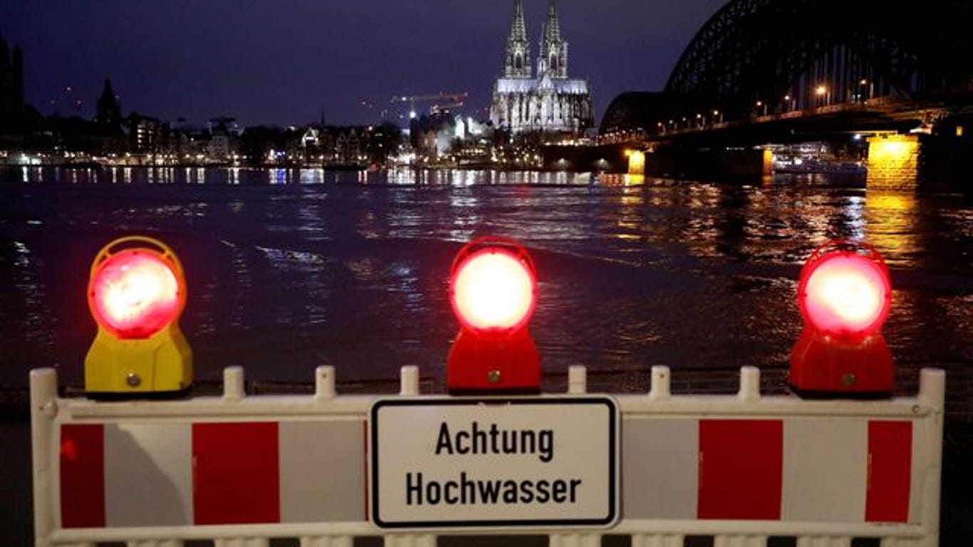 Eine Absperrung steht am Rheinufer.