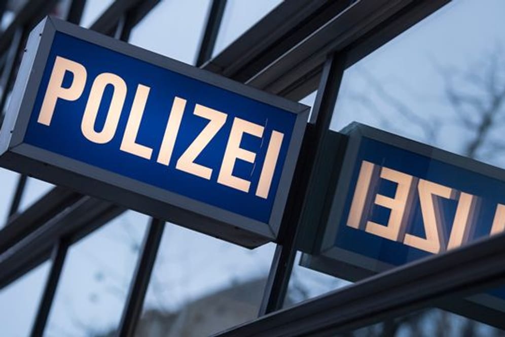 Der Schriftzug "Polizei" ist vor einem Polizeirevier zu sehen (Symbolbild): Polizei und Staatsanwaltschaft ermitteln nach dem Tod eines Mannes in Karlsruhe.