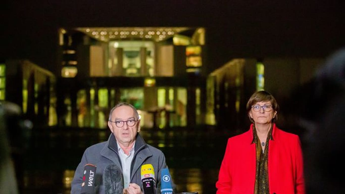 Die Bundesvorsitzenden der SPD, Norbert Walter-Borjans und Saskia Esken, geben kurz vor Beginn des Koalitionsausschusses vor dem Bundeskanzleramt ein Pressestatement ab.
