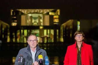 Die Bundesvorsitzenden der SPD, Norbert Walter-Borjans und Saskia Esken, geben kurz vor Beginn des Koalitionsausschusses vor dem Bundeskanzleramt ein Pressestatement ab.