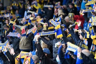Fans von Eintracht Braunschweig zeigen 2020 im Stadion ihre Schals vor einem Heimspiel.