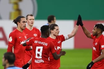 Christopher Nkunku (r) klatscht mit Torschütze Marcel Sabitzer nach dem 2:0 für RB Leipzig ab.
