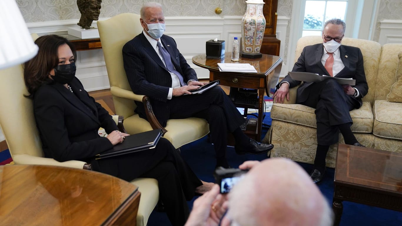 Joe Biden mit seiner Vizepräsidentin Kamala Harris und Senatsführer Chuck Schumer im Oval Office.