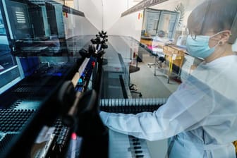 In einem Labor in Rheinland-Pfalz wird die britische Coroanvirus-Mutante untersucht.