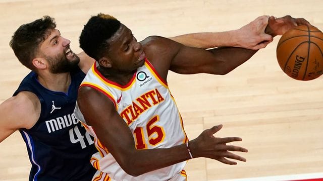 Maxi Kleber (l) feierte mit den Dallas Mavericks einen Sieg gegen die Atlanta Hawks. Maxi Kleber (l) feierte mit den Dallas Mavericks einen Sieg gegen die Atlanta Hawks.