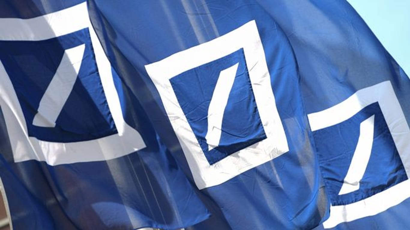 Fahnen mit dem Logo der Deutschen Bank (Symbolbild): Das Geldhaus fährt einen Sparkurs.