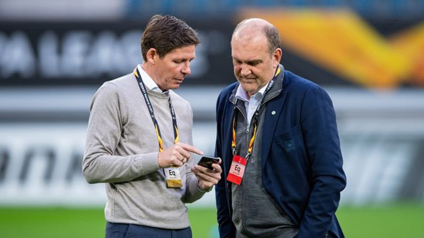 Sind mit Wolfsburg auf Kurs Champions League: Sportchef Jörg Schmadtke (r)und Trainer Oliver Glasner.