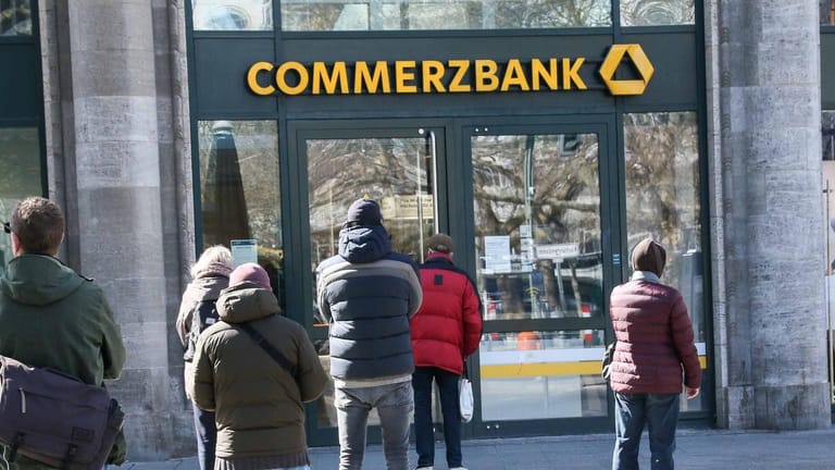 Wartende Menschen vor einer Commerzbank-Filiale (Symbolbild): Das Geldhaus hat im Corona-Jahr 2020 einen Milliardenverlust gemacht.